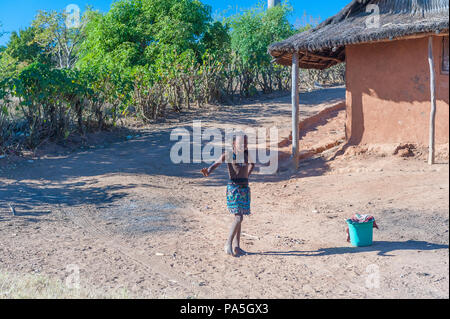 ANTANANARIVO, MADAGASKAR - Juli 3, 2011: Unbekannter Madagaskar Mädchen in der Nähe von einem Holzhaus. Menschen in Madagaskar Leiden der Armut aufgrund einer langsamen developm Stockfoto