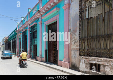 Street Scene, historische Gebäude in Pastelltönen in Matanzas, Cuba lackiert Stockfoto