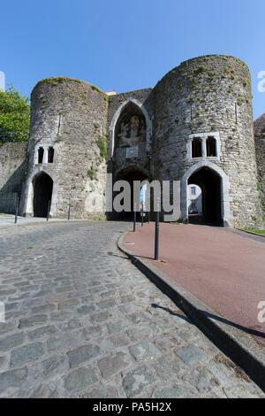 Stadt Boulogne-sur-Mer, Frankreich. Malerische Ansicht von Porte Des Dunes Eingangstor an der westlichen Wand der Haute Ville. Stockfoto