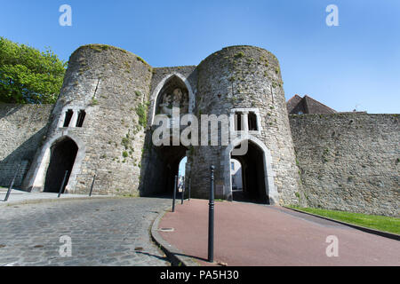 Stadt Boulogne-sur-Mer, Frankreich. Malerische Ansicht von Porte Des Dunes Eingangstor an der westlichen Wand der Haute Ville. Stockfoto