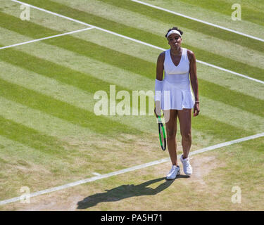 Venus Williams sucht nach dem Verlust eines Satzes zu Kiki Bertens, runde 32 in Wimbledon 2018, London, UK frustriert Stockfoto