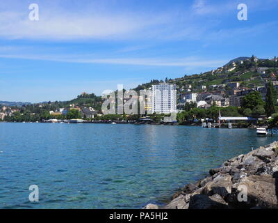 MONTREUX, Schweiz, Juli 2017: Alpine Riviera der Genfer See Landschaften von der Promenade in Schweizer europäische Stadt im Kanton Waadt gesehen mit klarem, blauem Stockfoto