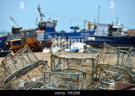 Fischernetze und Fischkutter "Stade" - der Kiesstrand in der Altstadt von Hastings, East Sussex, Großbritannien Stockfoto