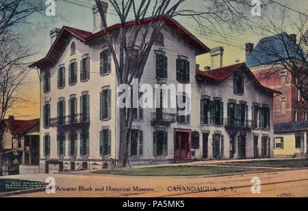 . Englisch: Hand - farbige Postkarte zeigt die Atwater Block entlang der Hauptstraße in Canandaigua, NY, USA. Es wurde abgerissen, um Platz für eine neue Postgebäude zu machen. Um 1910 166 Atwater Hall, Canandaigua, NY Stockfoto