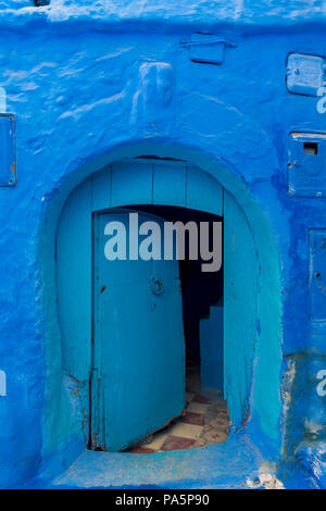 Blaue Tür, Hausfassade, blau bemalten Haus, Medina von Meknes, Chaouen, Córdoba, Königreich Marokko Stockfoto