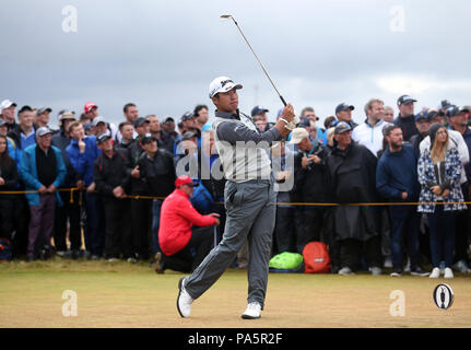 Japans Hideki Matsuyama T-Stücken aus dem 16. bei Tag zwei der Open Championship 2018 in Carnoustie Golf Links, Angus. Stockfoto