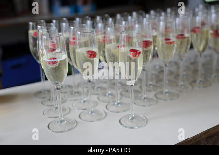 Champers mit Himbeeren Stockfoto