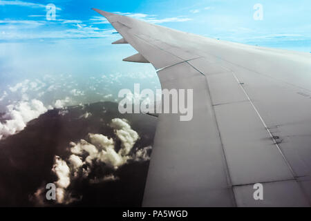 Verkehrsflugzeuge Flügel zeigt im blauen Himmel wecken ein wunderbares Gefühl von Raum und Tiefe. Eine fantastische Sicht auf den Himmel beim Schauen durch windo Stockfoto
