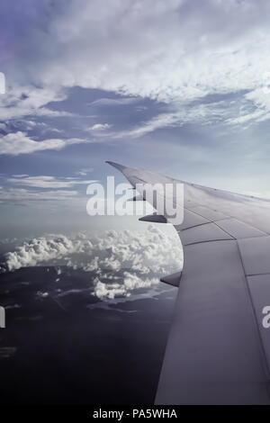 Verkehrsflugzeuge Flügel zeigt im blauen Himmel wecken ein wunderbares Gefühl von Raum und Tiefe. Eine fantastische Sicht auf den Himmel beim Schauen durch windo Stockfoto