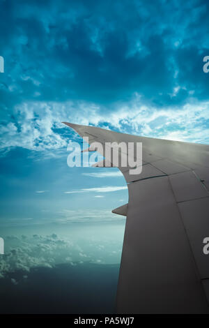 Verkehrsflugzeuge Flügel zeigt im blauen Himmel wecken ein wunderbares Gefühl von Raum und Tiefe. Eine fantastische Sicht auf den Himmel beim Schauen durch windo Stockfoto