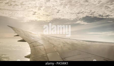 Verkehrsflugzeuge Flügel zeigt im blauen Himmel wecken ein wunderbares Gefühl von Raum und Tiefe. Eine fantastische Sicht auf den Himmel beim Schauen durch windo Stockfoto