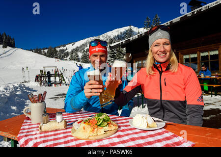 Olympische Silbermedaille Tobi Angerer mit seiner Frau Romy an der Snackbar auf der Wildalm, Heutal, Salzburger Land, Österreich Stockfoto