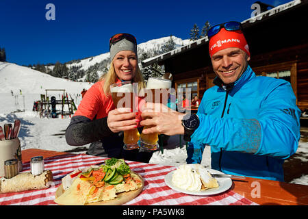 Olympische Silbermedaille Tobi Angerer mit seiner Frau Romy an der Snackbar auf der Wildalm, Heutal, Salzburger Land, Österreich Stockfoto