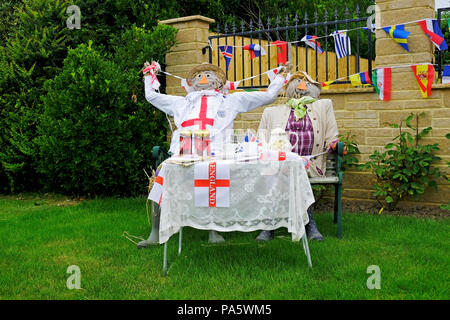 Paar vogelscheuchen als England Football Supporters Nachmittag Tee gekleidet. Stockfoto