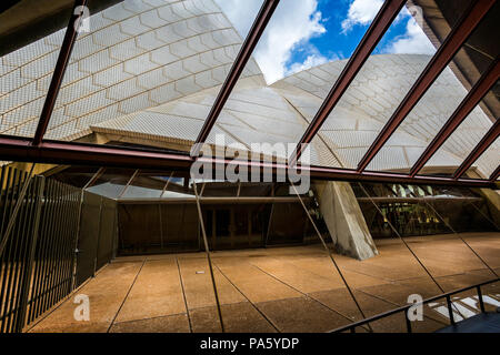 Blick von der Innenseite des Sydney Opera House in Sydney, NSW, Australien am 3. Januar 2018 getroffen Stockfoto
