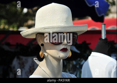 Women's Hut auf dem Kopf einer weiblichen Puppe auf dem Markt in Beziers, Frankreich Stockfoto