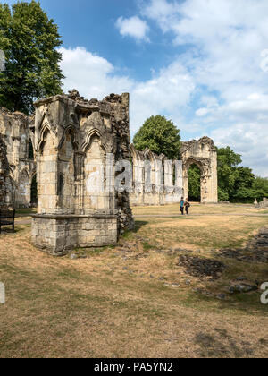 Ausgetrocknete Gras an der St.-Mary's-Abtei Ruinen im Museum Gardens während des heißen Sommers 2018 York Yorkshire England Stockfoto