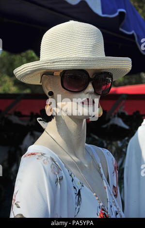 Women's Hut auf dem Kopf einer weiblichen Puppe auf dem Markt in Beziers, Frankreich Stockfoto