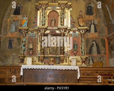 Retabel des Hochaltars und gotischen Gemälden, in der Kapelle von Santa Ana, die im Palast des Henestrosas, 18. Jahrhundert, Valdeolea, Kantabrien, Spanien. Stockfoto