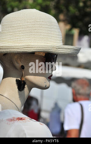 Women's Hut auf dem Kopf einer weiblichen Puppe auf dem Markt in Beziers, Frankreich Stockfoto