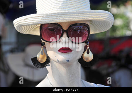 Women's Hut auf dem Kopf einer weiblichen Puppe auf dem Markt in Beziers, Frankreich Stockfoto