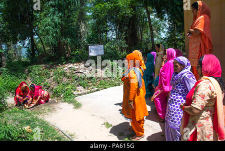 Eine traditionelle Hochzeit in einem kleinen Dorf.Dritter Tag. Die Braut im Haus des Bräutigams bereitet ein Essen für die Dorfbewohner vor.Indien Juni 2018 Stockfoto