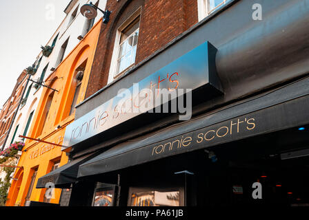 Ronnie Scotts Jazz Club, 47 Frith Street, Soho, London, Großbritannien. Das 1965 eröffnete Restaurant war der zweite Veranstaltungsort des Clubs. Stockfoto