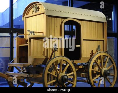 Rekonstruktion eines vierrädrigen Römischen wagen. Die Seiten sind mit Bronzestatuetten der Göttin Victoria eingerichtet. In der oberen, vorderen, gibt es eine Figurengruppe aus Bronze mit dem Gott Dionysos. Römisch-germanisches Museum. Köln. Deutschland. Stockfoto