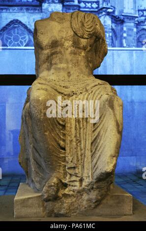 Statue von Jupiter auf seinem Thron, vielleicht in einem Heiligtum entfernt. 2. Jahrhundert. Vom Turm der Stadtmauer, Köln, Deutschland. Römisch-germanisches Museum. Köln. Deutschland. Stockfoto