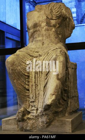 Statue von Jupiter auf seinem Thron, vielleicht in einem Heiligtum entfernt. 2. Jahrhundert. Vom Turm der Stadtmauer, Köln, Deutschland. Römisch-germanisches Museum. Köln. Deutschland. Stockfoto