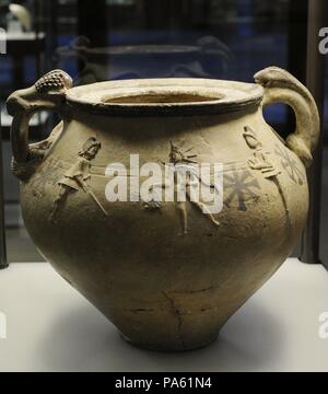 Töpferei Darstellung Mithras durch die Fackel umgeben - Träger Cautes und Cautopates. 2nd-3rd Jahrhunderte. Aus Köln, Deutschland. Römisch-germanisches Museum. Köln. Deutschland. Stockfoto