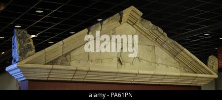 Bogenfeld eines römischen Grabmal in Form eines Tempels mit zwei Ziegen halten der Erdkugel. Steinbock war das Zeichen des vergöttert Kaiser Augustus. In Luxemburg Straße, Köln (Deutschland) gefunden. Römisch-germanisches Museum. Köln. Deutschland. Stockfoto