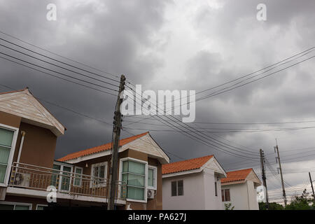 Der Himmel war bedeckt mit dunklen Regenwolken über dem Dorf. Stockfoto