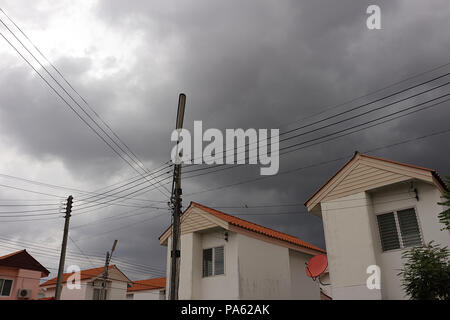 Der Himmel war bedeckt mit dunklen Regenwolken über dem Dorf. Stockfoto