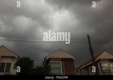 Der Himmel war bedeckt mit dunklen Regenwolken über dem Dorf. Stockfoto