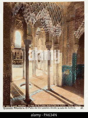 86 Fotografi av Granada. Alhambra, El Patio de los Leones Desde la Sala de "Justicia. (Kolorerad.) - Hallwylska museet - 104835 Stockfoto