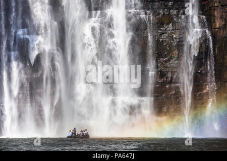 Ein Zodiac mit Gästen unter König George fällt in der Kimberley, Australien. Stockfoto