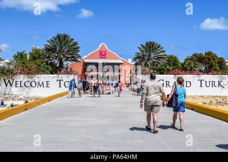 Grand Turk, Turks- und Caicosinseln - April 03 2014: Passagiere den Weg von Ihrem Schiff auf die Insel bei der Ankunft in Grand Turk in der Stockfoto