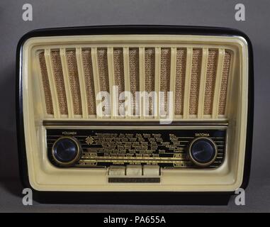 Rezeptor antiguo de radio de La marca Telefunken, modelo "Capricho", versión U-1815. Onda media y Corta. Año 1958. Stockfoto