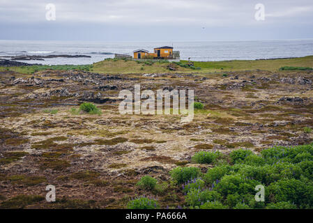 Einzelnes Haus auf der atlantischen Küste in der Nähe von Grindavik Stadt auf einem Reykjanesskagi - Südliche Halbinsel im Südwesten von Island Stockfoto