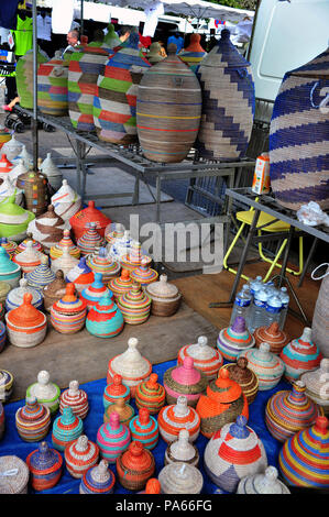 Handgewebte, bunte Sisal Körbe auf dem Display auf einem Markt in Beziers, Frankreich Stockfoto