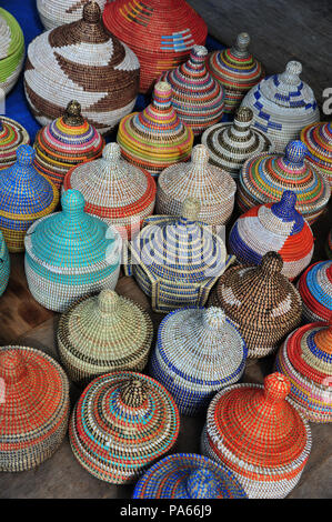 Handgewebte, bunte Sisal Körbe auf dem Display auf einem Markt in Beziers, Frankreich Stockfoto