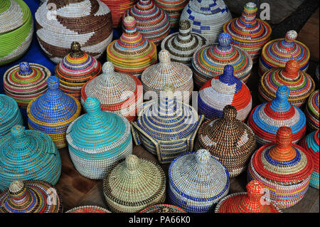 Handgewebte, bunte Sisal Körbe auf dem Display auf einem Markt in Beziers, Frankreich Stockfoto
