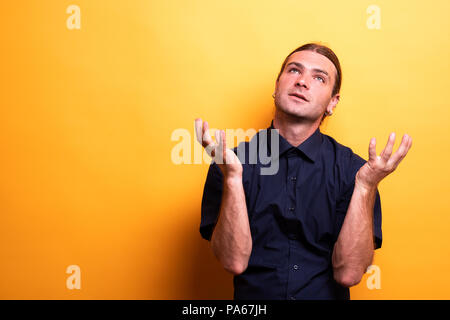 Verrückt nach Mann verrückt Befragung Stockfoto