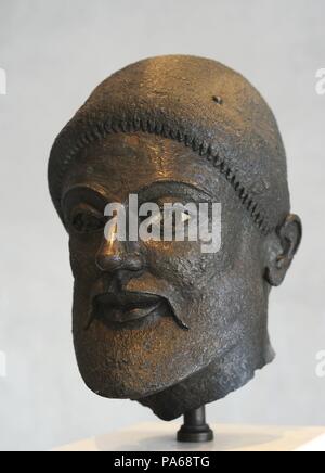 Kopf einer Bronzestatue. Bärtige Hoplit, die einen Helm getragen hätte. Einziges Beispiel für die große Bronzestatuen der Akropolis. 480-470 BC. Bronze. Akropolis Museum. Athen. Griechenland. Stockfoto