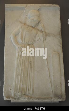 Entlastung der nachdenkliche Athena. Athena ist vor einer Stele auf dem Spieß in einer entspannten Weise schiefen vorgestellt, C. 460 v. Chr.. Marmor von Paros. Akropolis Museum. Athen. Griechenland. Stockfoto