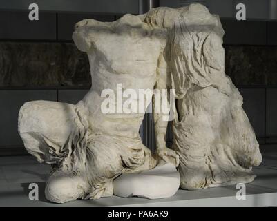 Westgiebel des Parthenon, Akropolis von Athen. Streit zwischen Athena und Poseidon für Athen und Attika. 5. Jahrhundert v. Chr.. Phidias zugeschrieben. Detail des Kekrops und Pandrosos. Akropolis Museum. Athen. Griechenland. Stockfoto