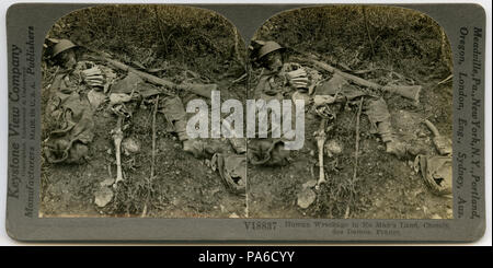 . Englisch: Horizontal, Sepia stereocard zeigen menschliche Überreste mit einem zerfetzten Uniform und Gewehr auf dem Boden. Keystone Stereograph Anzahl V 18837. Der Titel lautet: "menschliche Wracks in No Man's Land, des Chemin des Dames, Frankreich." Titel: "menschliche Wracks in No Man's Land, des Chemin des Dames, Frankreich." zwischen ca. 1914 und ca. 1918 3 "menschliche Wracks in No Man's Land, Chemin des Dames, Frankreich." Stockfoto