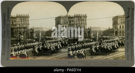 . Englisch: Horizontal, Sepia stereocard angezeigt uniformierte Männer in einer Parade auf beide zu Fuß und zu Pferde in einer Stadt. Keystone Nummer 10338, Titel lautet: "Parade der2 Wachen marschieren auf den Exerzierplatz, Berlin Deutschland." Titel: "Wachen marschieren auf den Exerzierplatz, Berlin, Deutschland." zwischen ca. 1914 und ca. 1918 3 "Wächter marschieren auf den Exerzierplatz, Berlin, Deutschland." Stockfoto