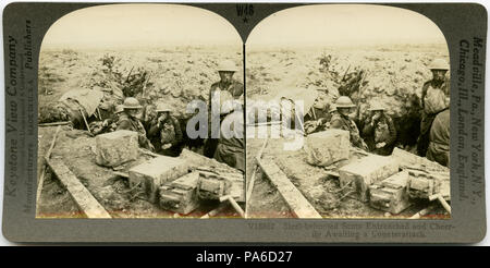 . Englisch: Horizontal, Sepia stereocard mit uniformierten schottischen Soldaten in einem Graben mit Boxen der Versorgung im Vordergrund. Keystone Stereograph Anzahl V 18862. Der Titel lautet: 'Steel-Behelmten Scots verankert und vergnügt Warten auf einen Gegenangriff." Titel: Kinderbetten verankert und vergnügt erwartet eine Counter-Attack." zwischen ca. 1914 und ca. 1918 5 "Scots verankert und vergnügt erwartet eine Counter-Attack." Stockfoto